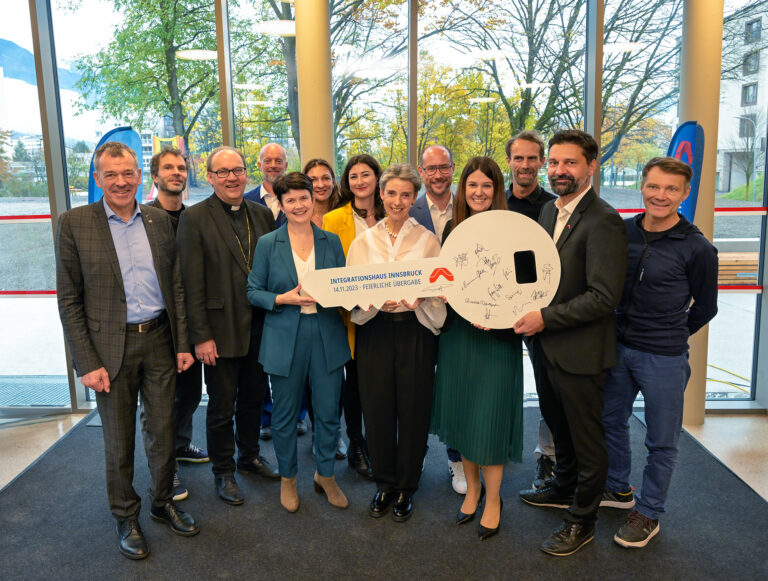 Gruppenfoto Übergabe mit Schlüssel